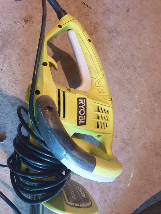 Foarfecă electrică pentru tuns gard viu