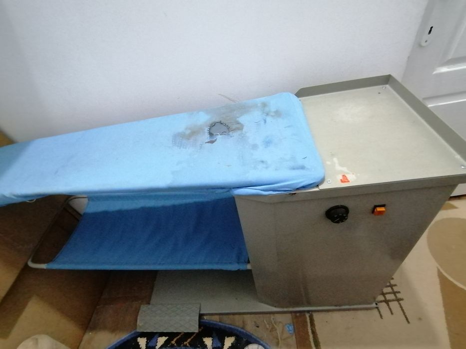 Vând masa de călcat industriala cu absorbție material