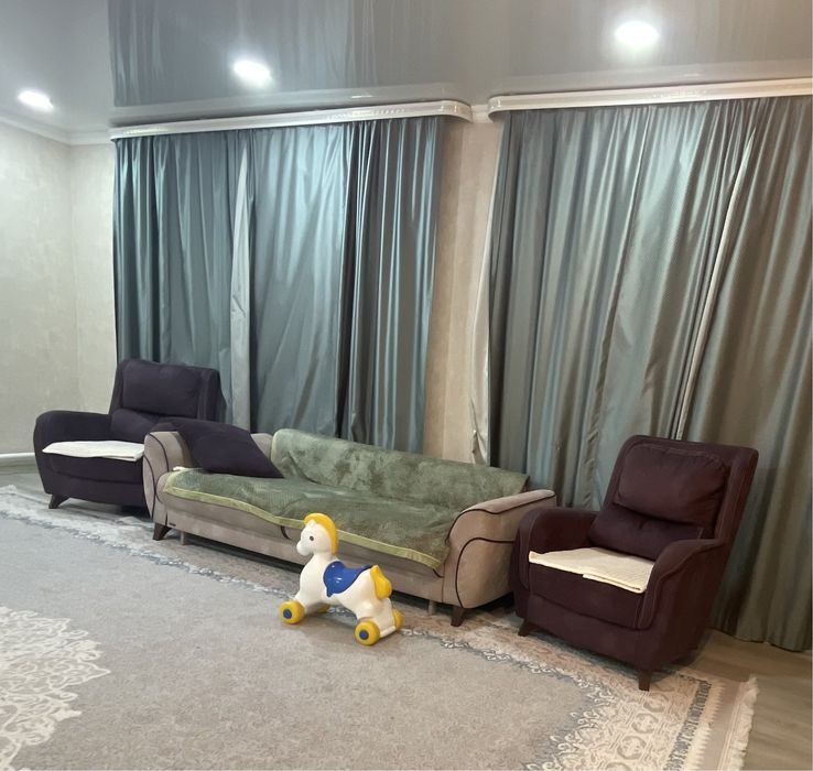 Продам диван с двумя креслами б/у, отличного качества