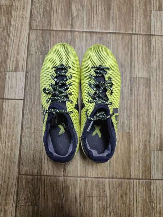 Adidasi fotbal Puma Spirit III si Adidas techfit