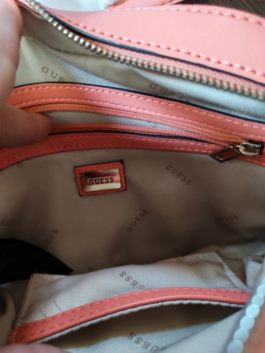Geantă Guess crossbody roz/corai matlasată