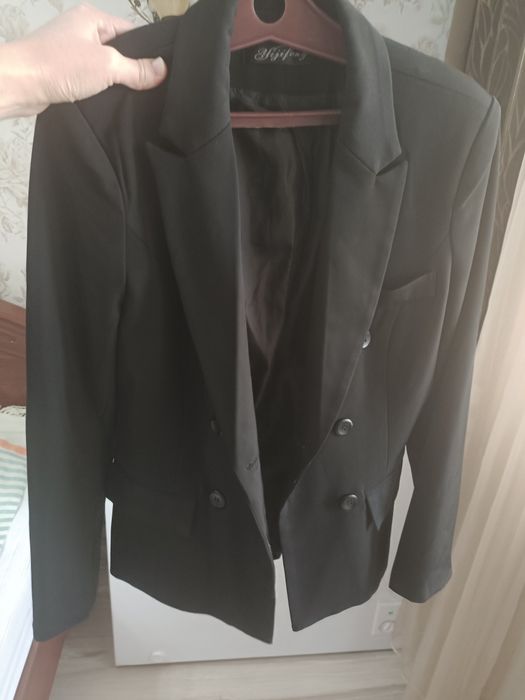 Продам костюм размер 42