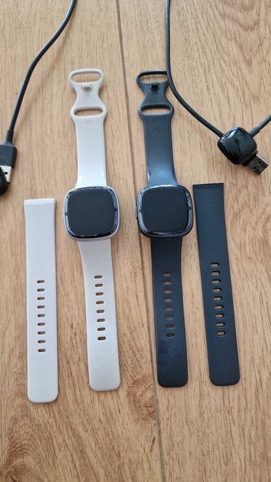 Продавам смарт часовник Fitbit Sense 2 в черно и бяло