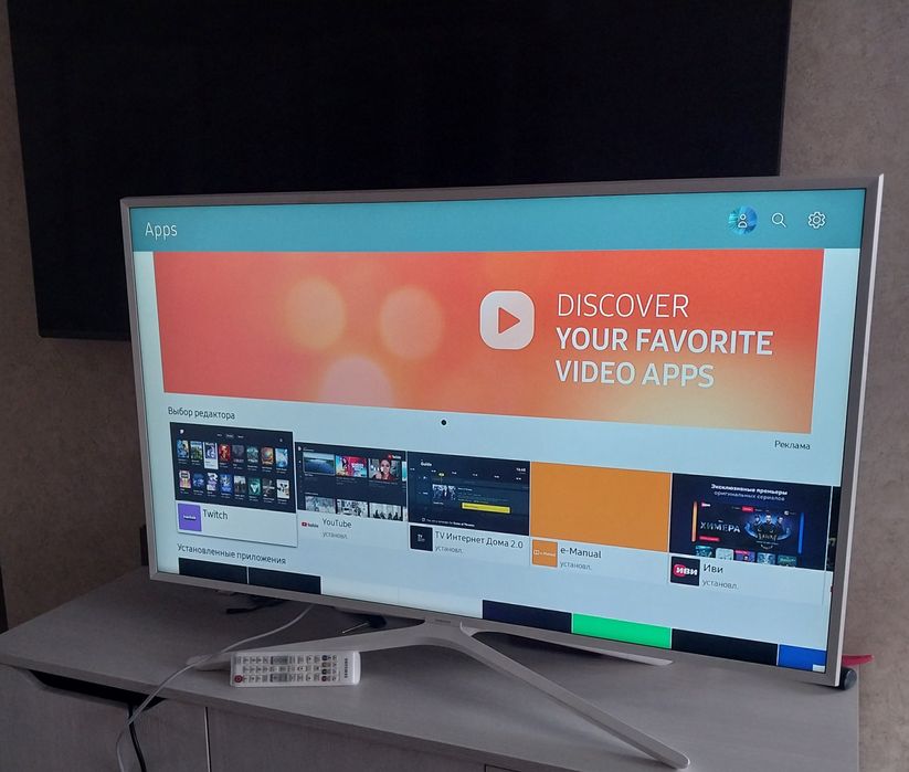 Смарт телевизор Samsung 109см белый.