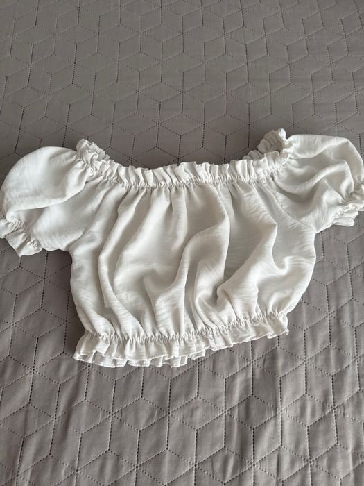 Къса бяла тениска тип crop top