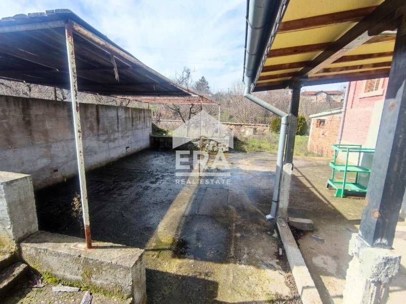 Двуетажна къща в село Динево