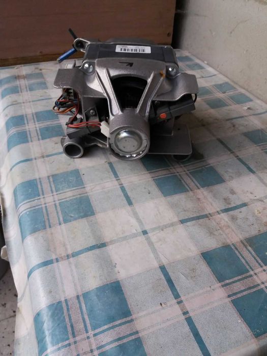 Продавам електромотор от пералня Whirlpool - Шесто чувство