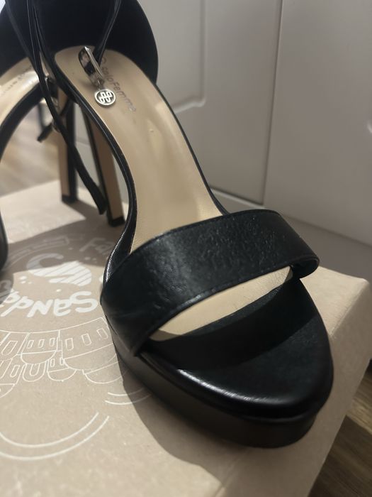 черни сандали на ток