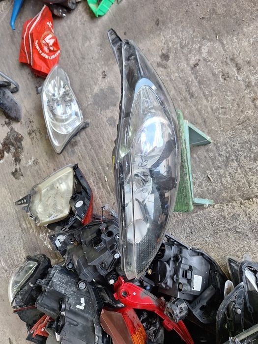 Ляв фар за Ford Fiesta 2012