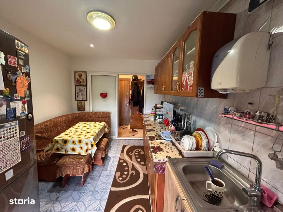 - Apartament 3 camere, suprafata 76mp Progresu. Confort 1 decomandat.