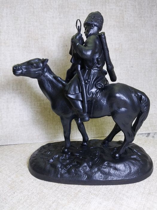 Продается чугунная статуетка