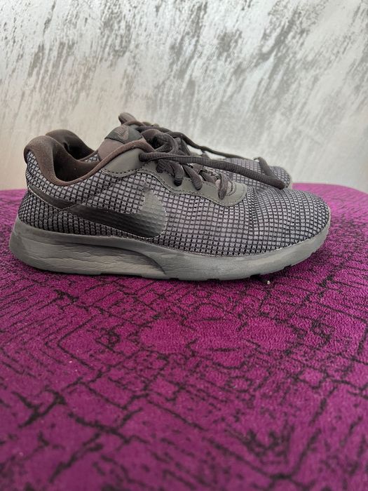 Маратонки те са носени но в много добро състояние носени са броени път