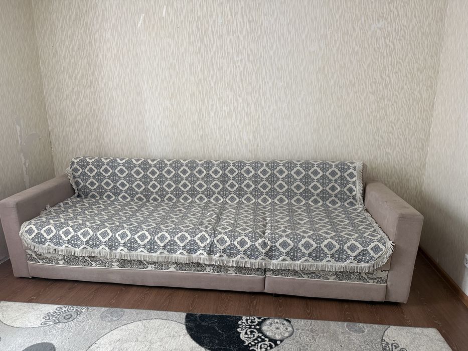 Продам диван с покрывалом