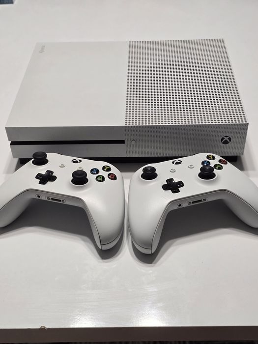 Продавам конзола Xbox One S + 2 оригинални контролера