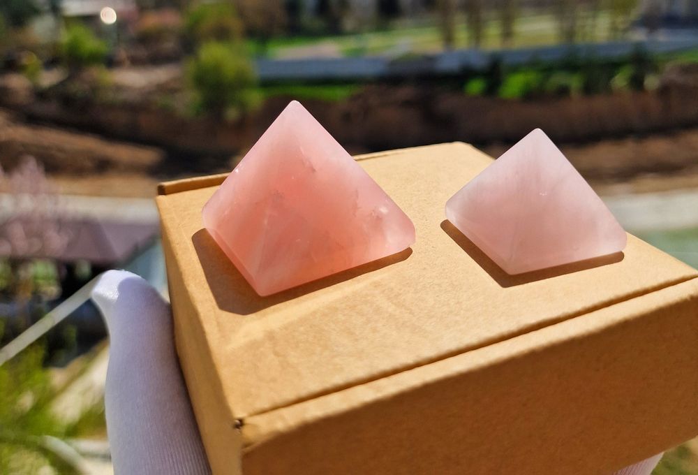 Пирамида из Розового кварц.