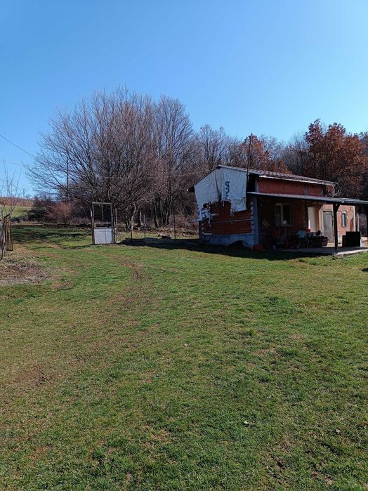 Продавам земя с малка вила