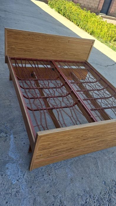 Двухспальная кровать.