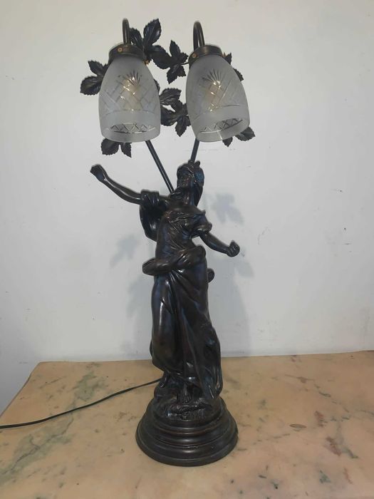 Statuie veioza cu doua brate