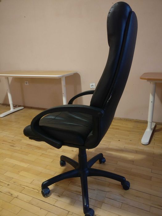 Офис стол с висока облегалка