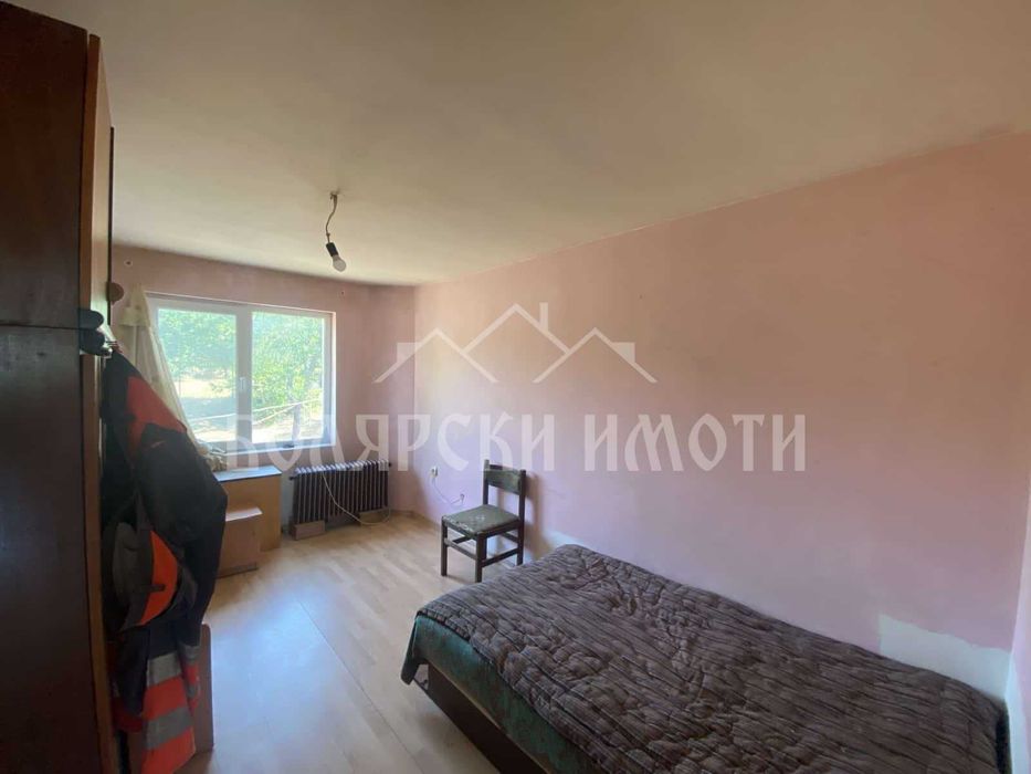 Къща със складова база и голям двор в с. Леденик