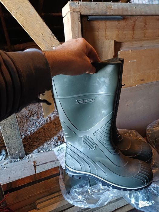 Рабочие ботинки  и резиновые сапоги