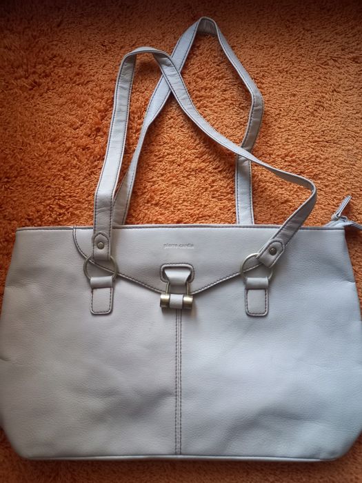 Продавам маркови дамски чанти.