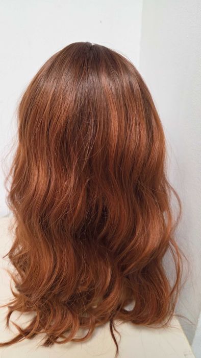 Perucă HAIRCUBE ondulată auburn șaten roșcat, lungime medie, sintetică