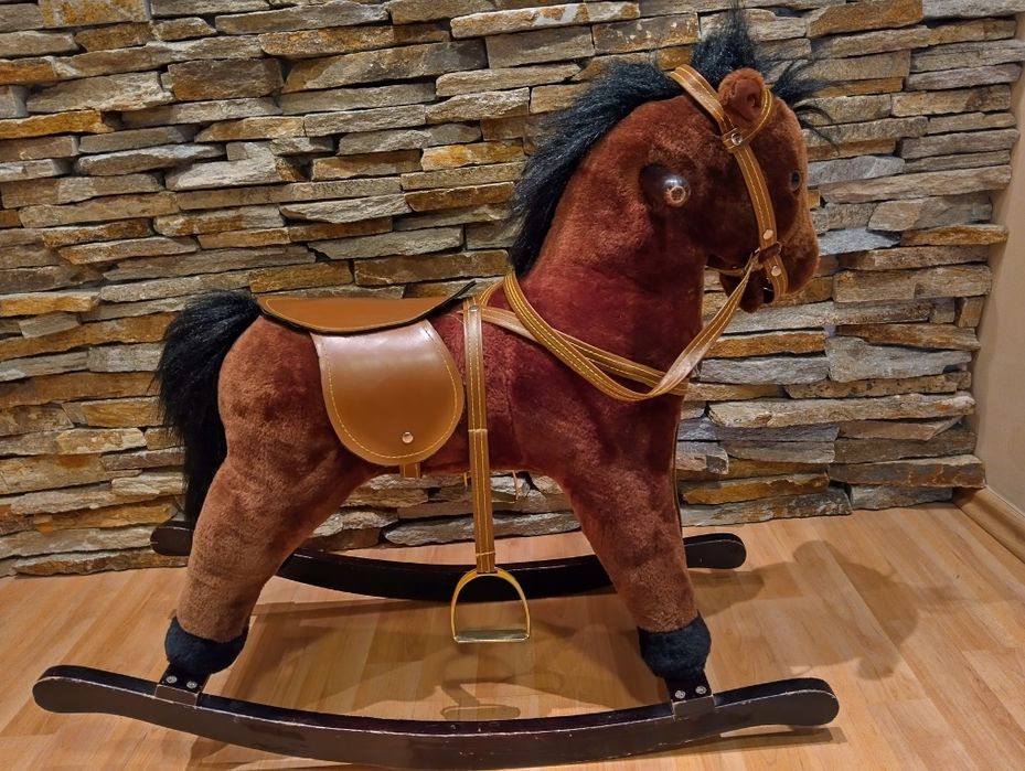 Люлеещ кон играчка