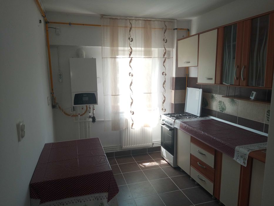 Închiriez ap.2 cam. centru, centrală proprie
