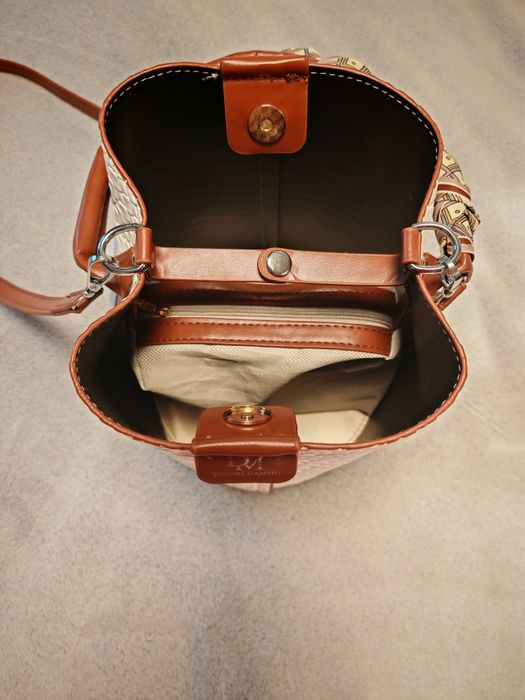 Бяла малка чанта с кафяв акцент