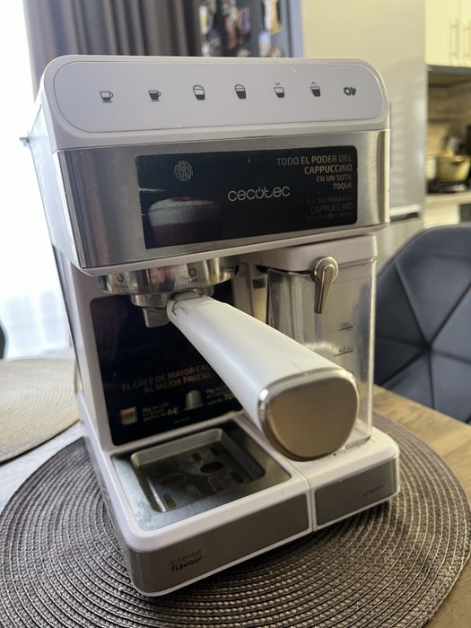 Espressor cecotec touchscreen