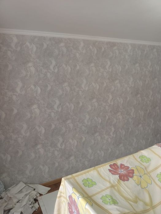 Поклейка обоев голтелей