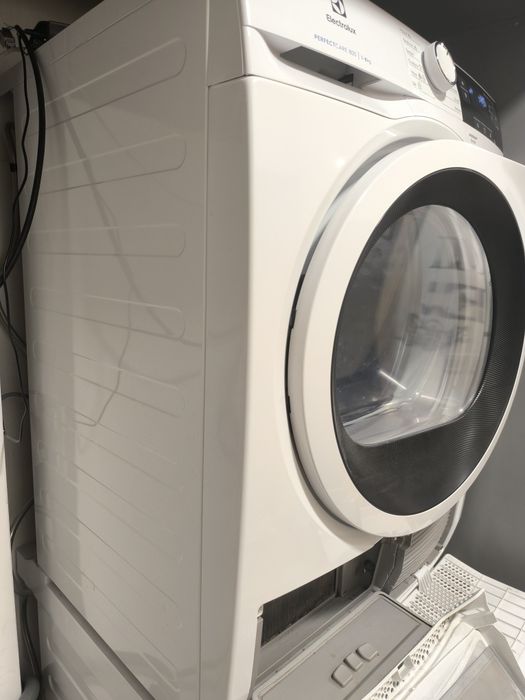 Продавам сушилня Electrolux EW8H358S, серия 800, 8 кг с термопомпа.