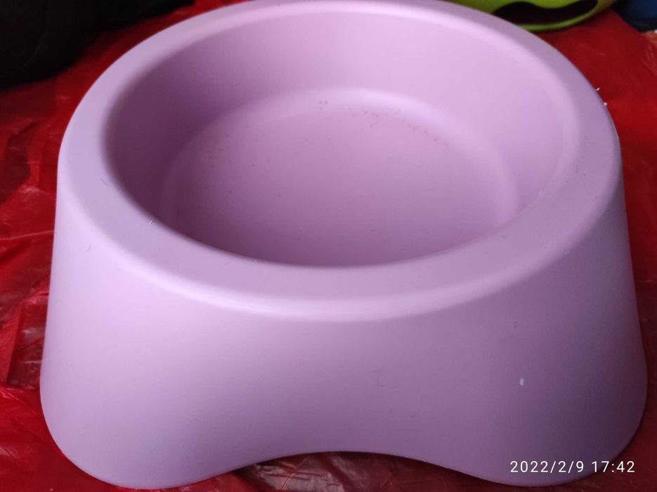 Продавам каишки,нашийници, поводи, четки, купички за храна.