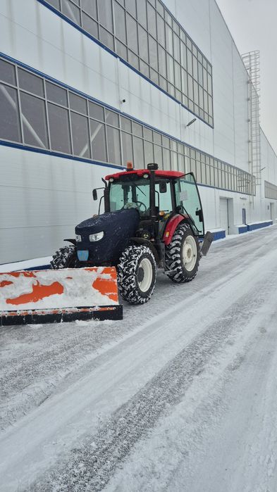 Трактор МТЗ с щеткой и отвалом