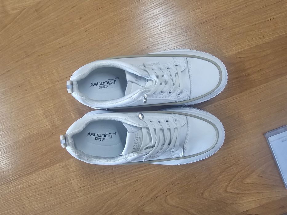 Кроссовки белые 37 размер