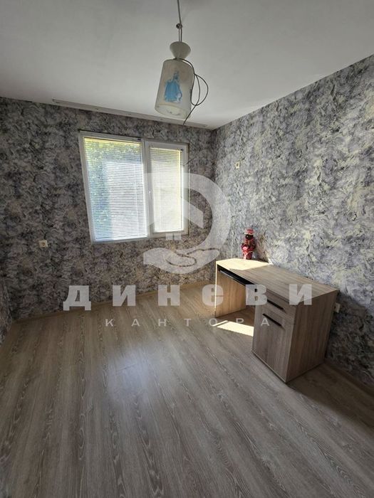 Продава тристаен апартамент до Мол Галерия