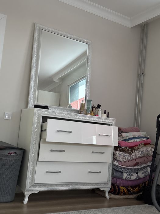 Срочно продам камод и зеркало