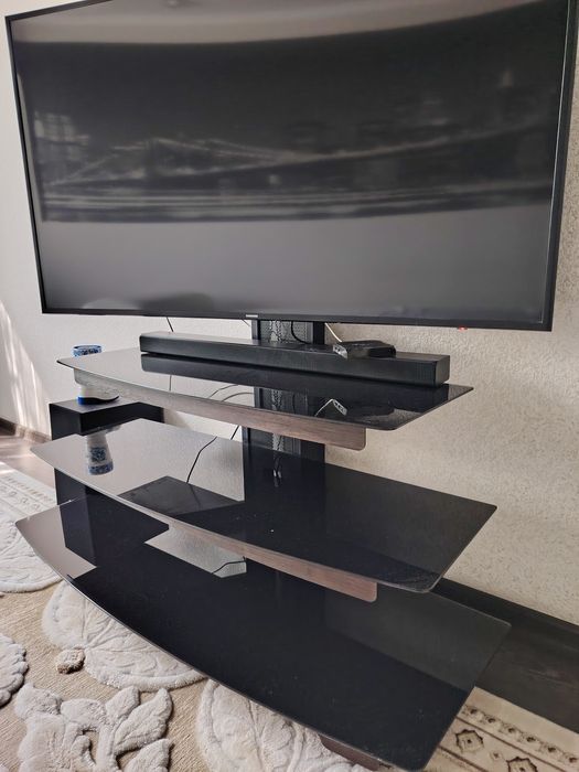 Продам стеклянную тумбу под телевизор