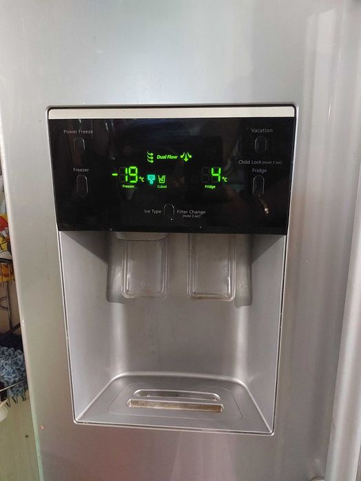 Двукрилен хладилник Samsung RSA1ZTPE