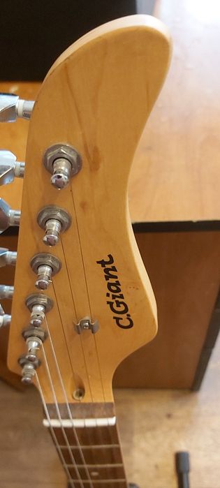Vând chitara electrica nouă  C. Giant și amplificator