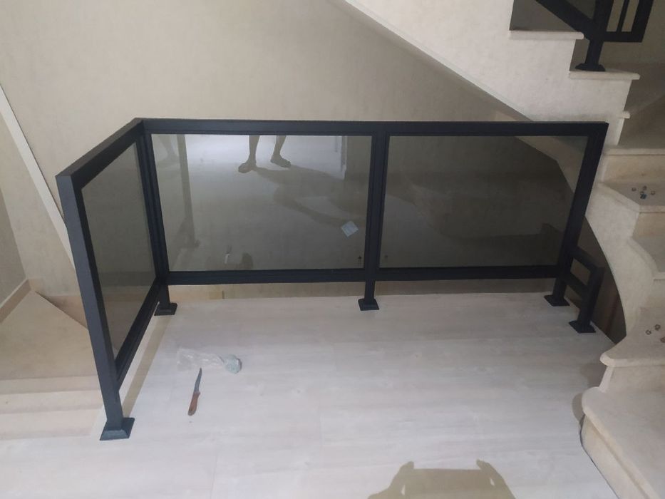 Стеклянные перила, металлические жалюзи решетки навесы из лексана
