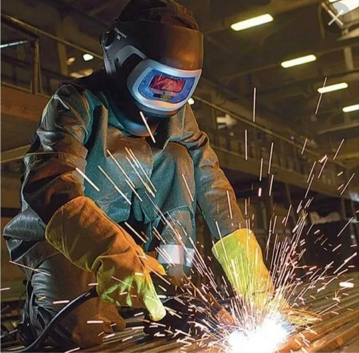 Сварщик опытом более 30 лет