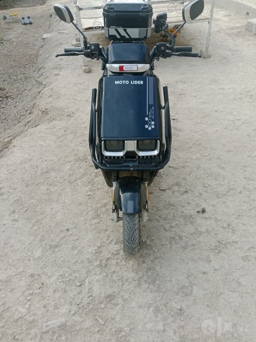 Moto lider sukuter