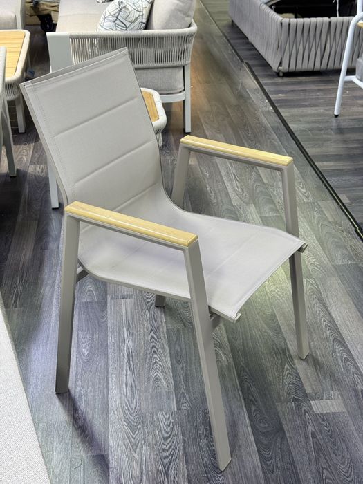 Садовые столы и стулья