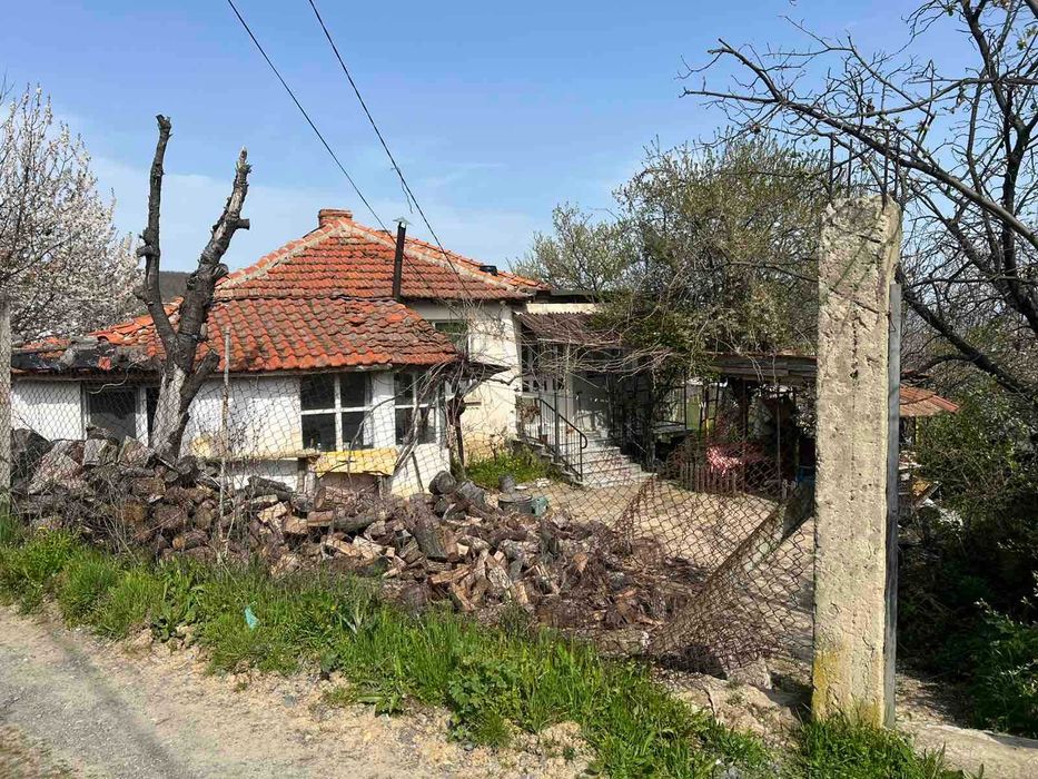 ПРОДАВА СЕ: Голям имот с къща, две допълнителни сгради и 1.7 дка земя в с. Разбойна