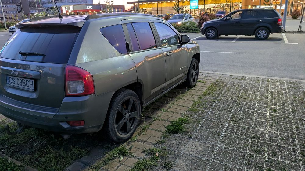 Vând Jeep Compass