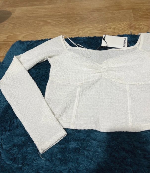 Bluza / top cu maneca lunga si decolteu