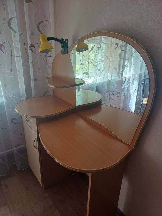 Продам женский столик