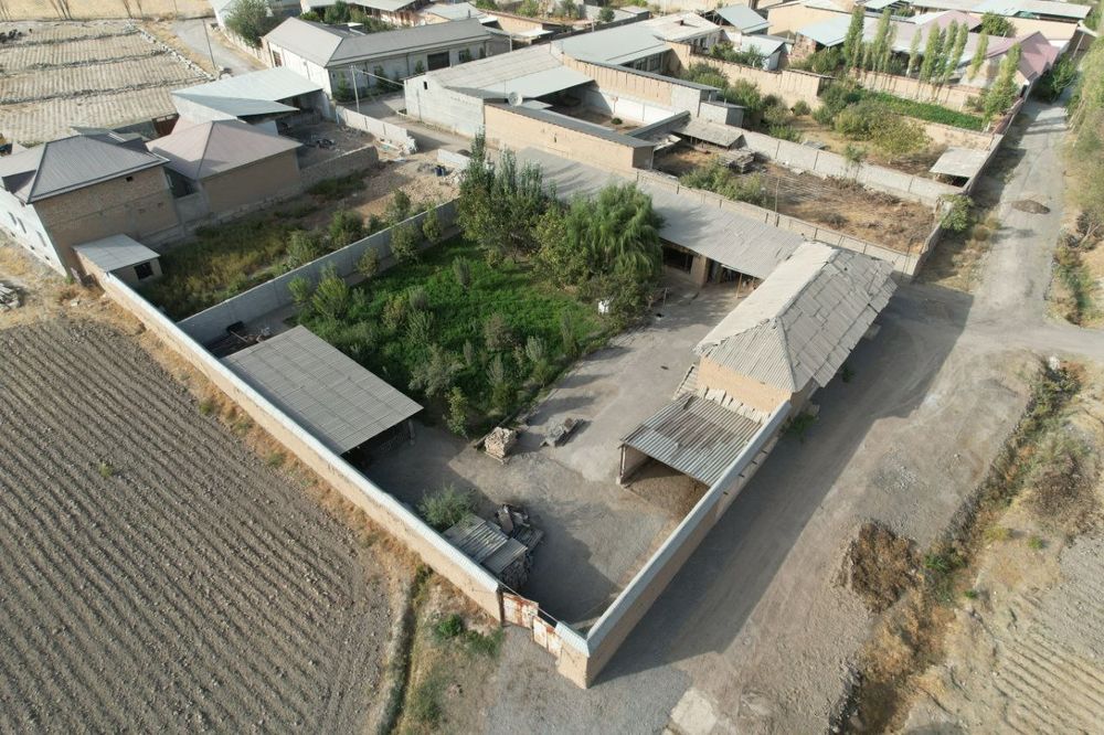 Ferma sotiladi 18.5 sotix. Mol boqishga mo'ljallangan. Gaz svet bor.